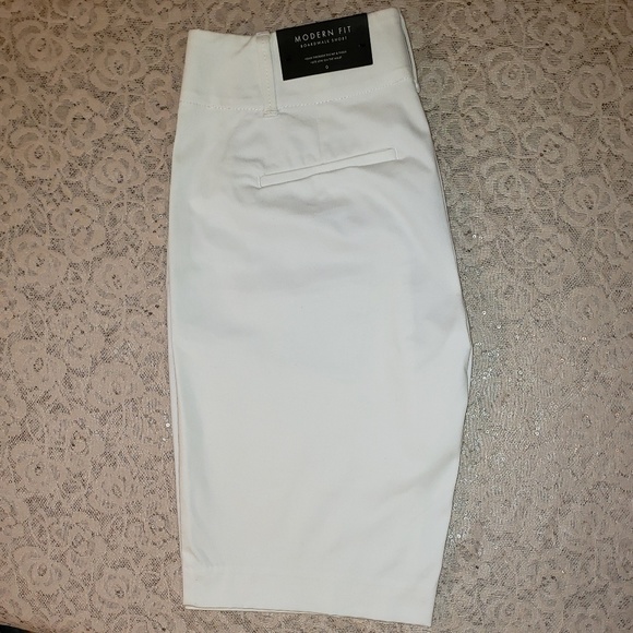 Ann Taylor Pants - NWT. Ann Taylor White Boardwalk Shorts. Size 0